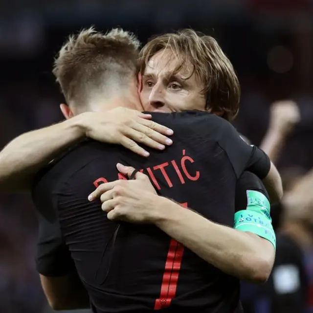 El abrazo de los "niños de la guerra": Luka Modric e Iván Rakitic celebran una victoria durante el Mundial.