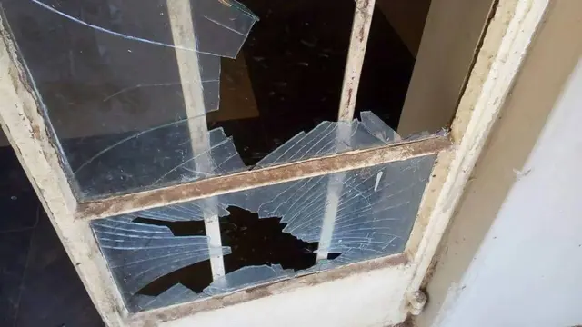 Wani gilas din kofa da aka fasa