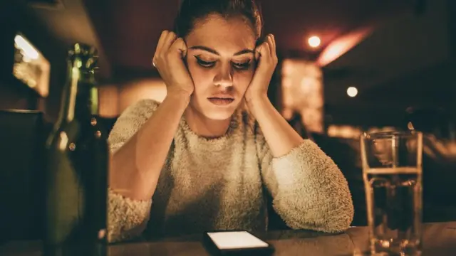 فتاة تتصفح هاتفها المحمول