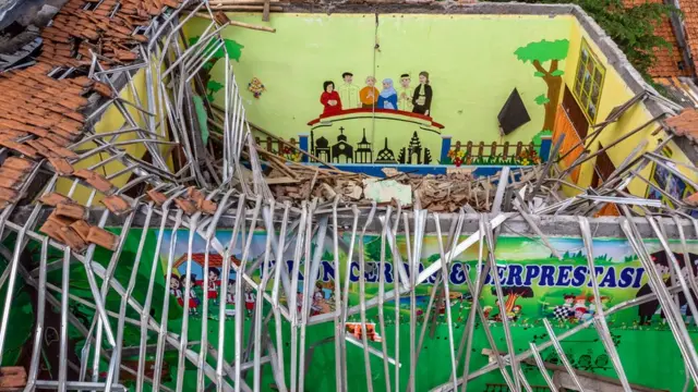 Foto udara suasana ruang kelas yang atapnya runtuh di SD N 1 Palebon, Pedurungan, Semarang, Jawa Tengah, Selasa (07/01)