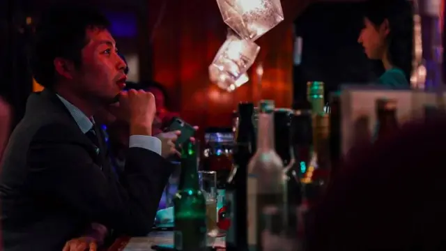 ብቻውን መጠጥ ቤት ያለ ወንድ