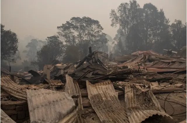 澳大利亚的森林大火已烧毁200多个房屋，致成千上万的人流离失所。