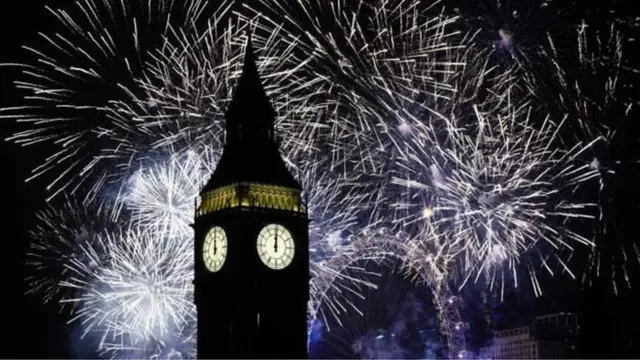 Fireworks follow Big Ben to ring in di New Year for London, UK