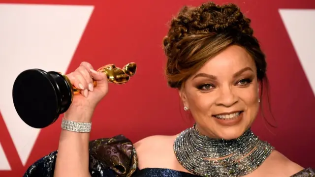 Ruth E. Carter, la première personne noire à être récompensée de l'Oscar du meilleur costume.