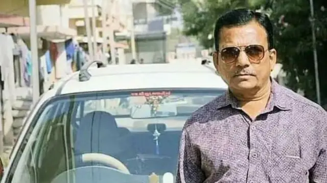 રોહિતભાઈ છેલ્લાં 20 વર્ષથી સાણંદ નગરપાલિકામાં ઍમ્બુલન્સ ડ્રાઇવર તરીકે ફરજ બજાવતા હતા