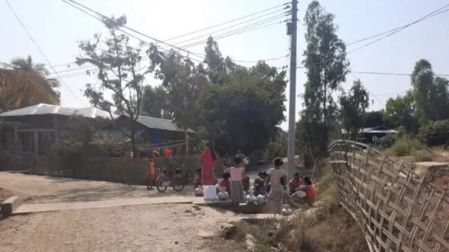 ရေခပ်နေကြသူတွေ