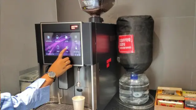 • یخچال‌ها، دستگیره کشوها، شیرهای آب، دستگیره‌ها یا دکمه‌های درهای خروجی و قوری‌های قهوه به طور معمول بیشترین میزان تجمع میکروب را دارند