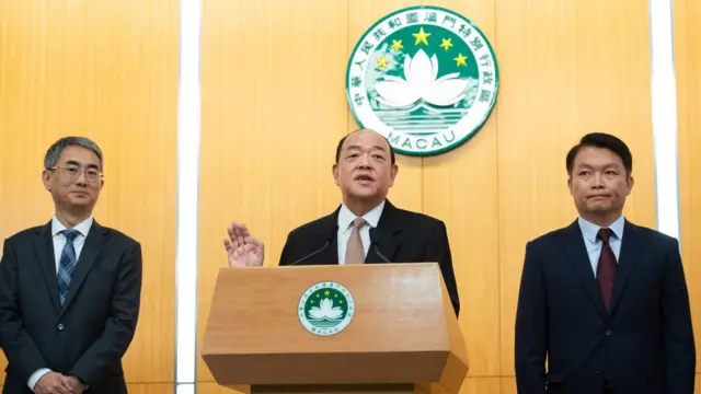 贺一诚（中）率领新一届澳门主要官员会见媒体记者（新华社图片2/12/2019）