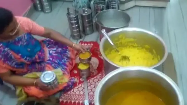 ટિફિન ભરી રહેલા મહિલા