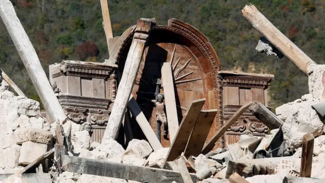 د کلیوالې کامپي سیمې د یوې کلیسا په ګډون د سیمې ډېری ودانۍ ویجاړې شوې دي