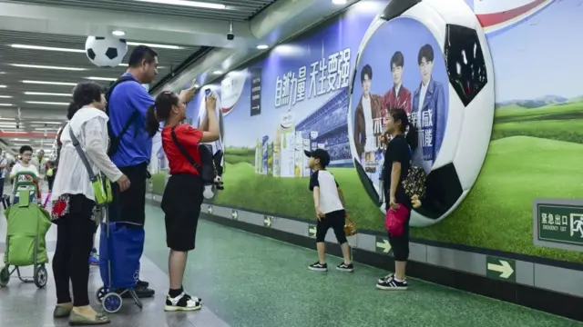 ครอบครัวถ่ายภาพหน้าโฆษณาของเหมิงหนิว