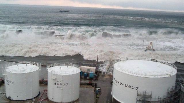 海嘯越過海堤擊中了核電站。