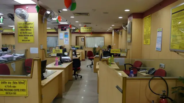 மக்கள் வீதிக்கு வராத போது எங்களை மட்டும் போராட சொல்வது என்ன நியாயம்? - வங்கி பெண் ஊழியர்