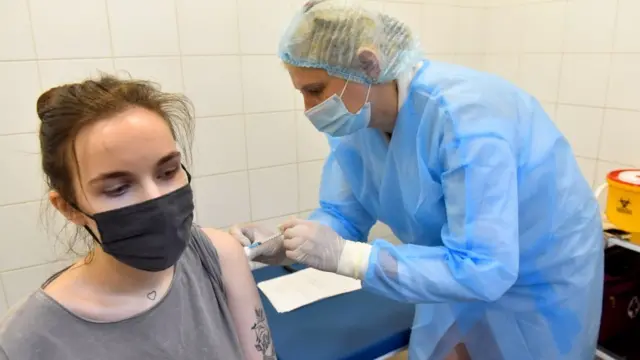 Медсестра робить щеплення