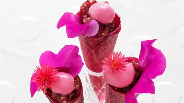 Plato elaborado con productos rosas