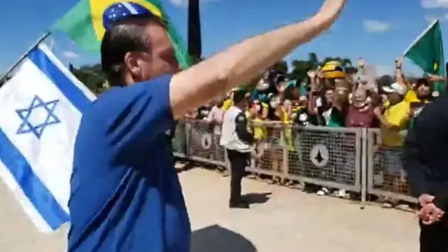 Bolsonaro acompanhando manifestação neste domingo