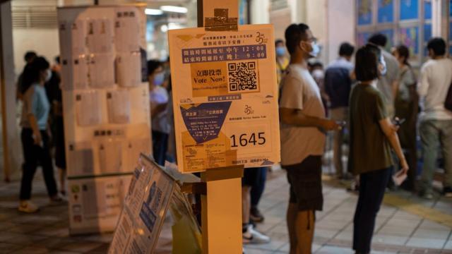 泛民主派早前举行初选，协调各个政党的参选人名单，被香港政府批评影响选举公正。