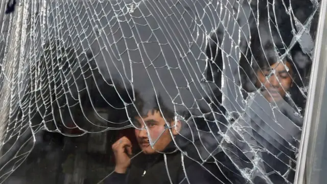 Ontaja kan n yọju lati oju ferese nibi ikọlu to waye nilu Kabul