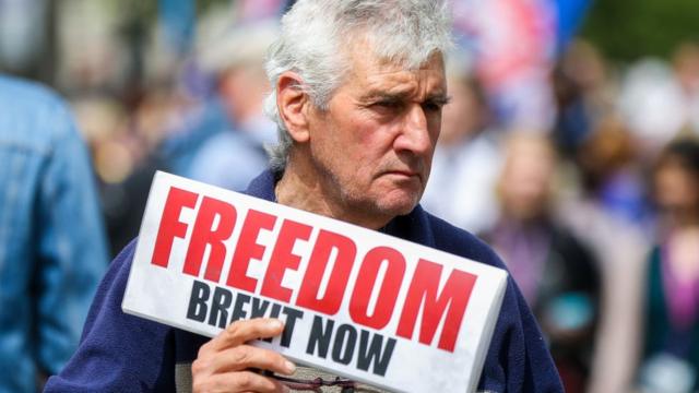 Hombre con un cartel a favor del Brexit