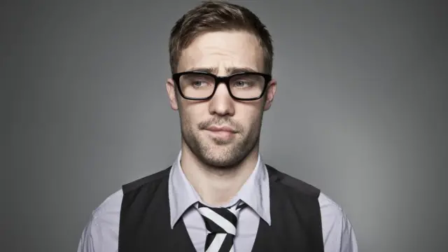 Hombre joven preocupado.