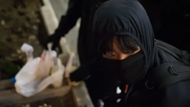 Manifestantes preparando cócteles molotov.