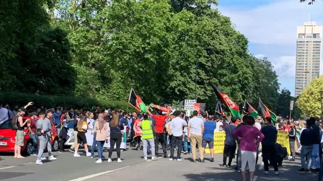 تظاهرات اعتراضی امروز افغان‌ها در برابر سفارت ایران از نظر کمیت تفریبا بی سابقه بوده است