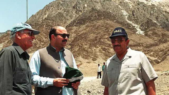 પરીક્ષણસ્થળે પાકિસ્તાનના અધિકારીઓ અને રાજનેતા