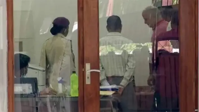 మనీష్ సిసోడియా నివాసంలో సీబీఐ సోదాల దృశ్యం