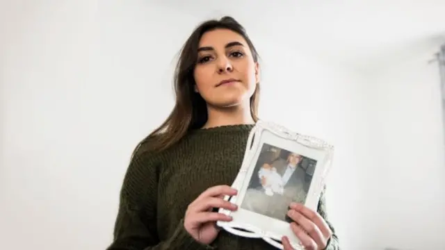 মায়ের সঙ্গে নিজের ছবি হাতে তাসনিম।