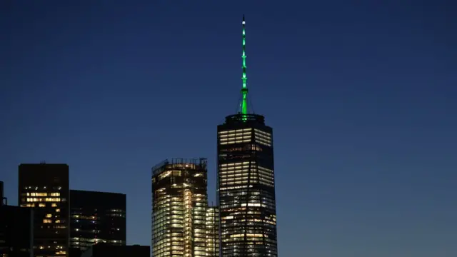 One World Trade Center con luces verde