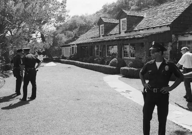 La policía frente a la mansión donde fue masacrada Sharon Tate y otras cuatro personas.