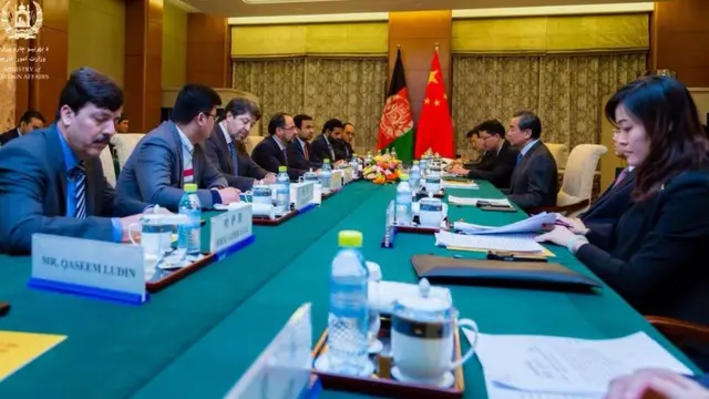 وزیر خارجه افغانستان در گفت‌وگو با وزیر خارجه چین در پکن