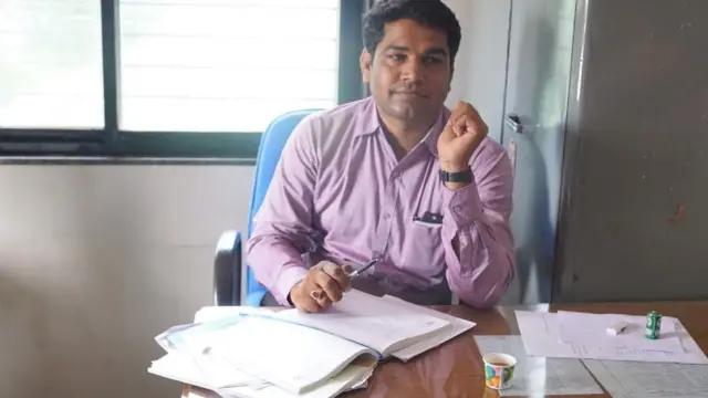 அதிகாரி