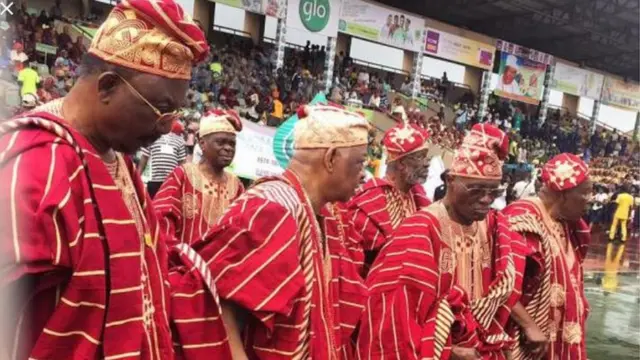 Awọn ẹlẹgbẹjẹgbẹ ọkunrin to wọ asọ ẹgbẹjọda to duro nibi ọdun Ojude Ọba