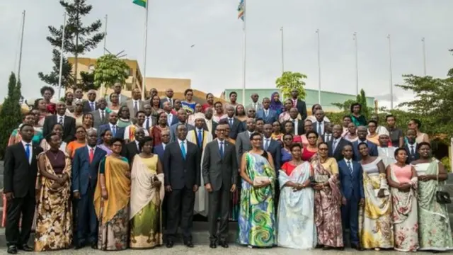 Rais wa Rwandan Paul Kagame na wabunge wapya 80 mwezi Septemba, 2018