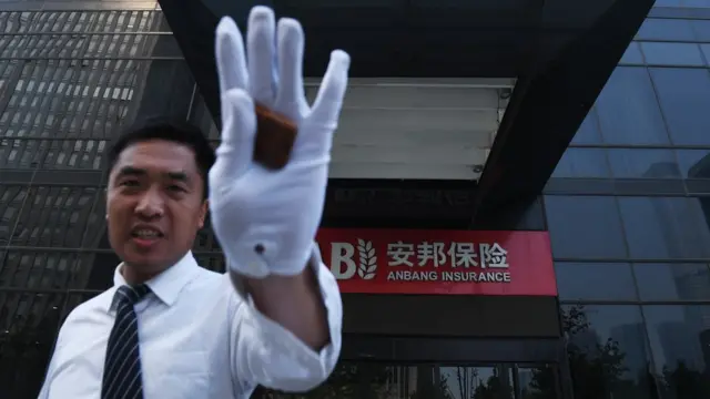 中国保监会今年2月指安邦集团"存在违反法律法规的经营行为",决定接管安邦,为期一年。