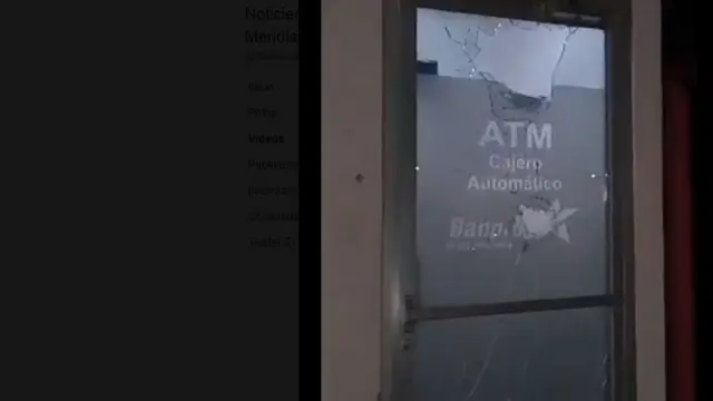 Puerta de vidrio rota de un cajero