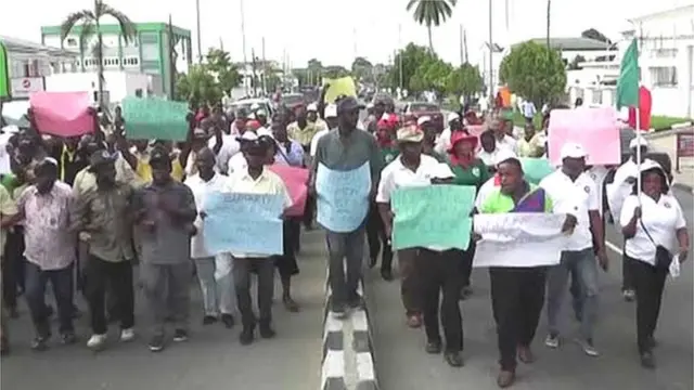 Awọn osisẹ Ọsun n fi ẹhonu han