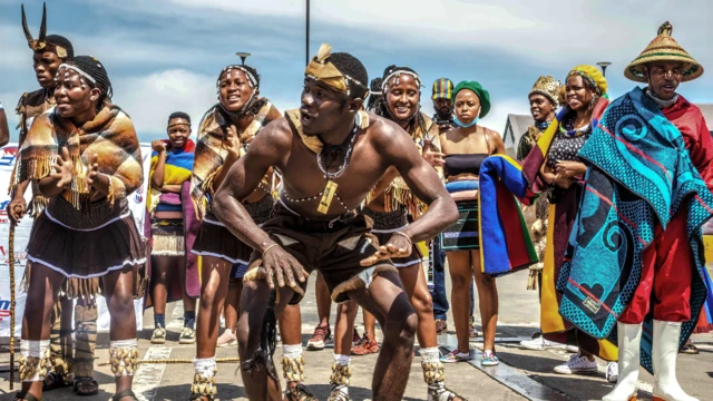 Wadannan mutane sanye da tufafin gargajiya sun taru a wajen babban shagon sayar da kaya a Afirka ta Kudu ranar Talata domin yin zanga-zanga bayan an umarci wani mutum sanye da tufafin Ndebele ya bar shagon