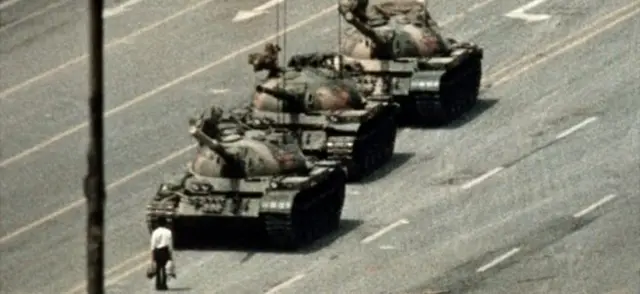 1989 मध्ये चीनची राजधानी बिजिंगमधल्या तियानानमेन स्क्वेअरमध्ये टँकसमोर उभी असलेली व्यक्ती.