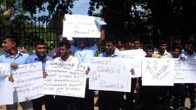 கிழக்கு பல்கலை கழக மாணவர்கள் மனித சங்கிலி போராட்டம்