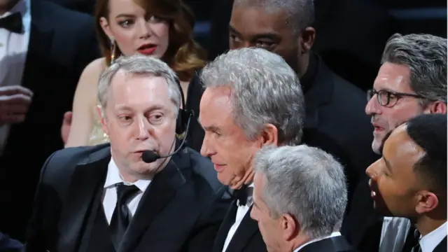 Emma Stone [nyuma} aonekana ameshangazwa na tangazo hilo