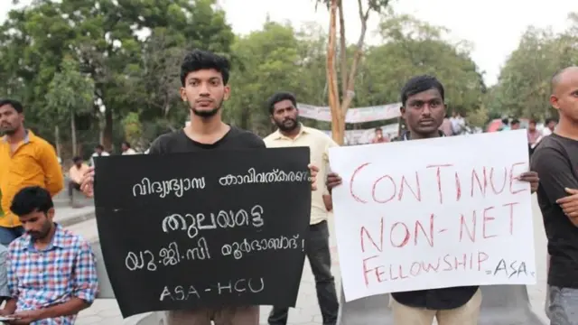 స్కాలర్ షిప్పుల కోసం విద్యార్ధుల ఆందోళన