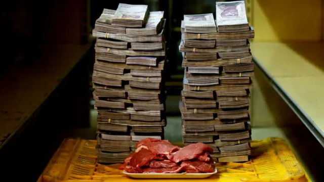 Bolívares al lado de un kilo de carne.