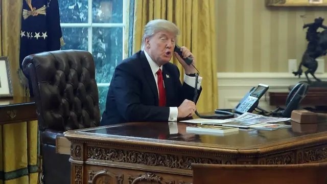 Trump kral Salman ilə telefon danışığında viza qadağasının gündəmdə olub olmadığı barədə açıqlama verməyib