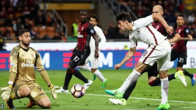 Gianluigi Donnarumma (kushoto)