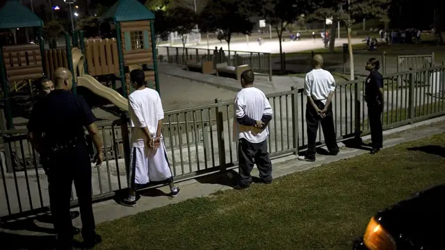 Una foto de archivo muestra el arresto de tres sospechosos de ser pandilleros de la MS-13 en Los Ángeles.