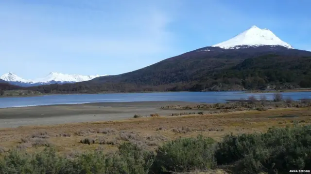 पुर्तगाली अन्वेषक फर्डिनेंड मैग्लेन ने इस इलाक़े को खोजा था और इसे टिएरा डेल फ्यूगो यानी 'लैंड ऑफ़ फ़ायर' नाम दिया था.