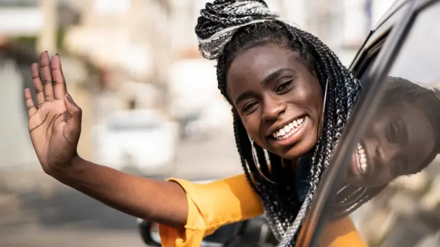 Une femme faisant signe de la main