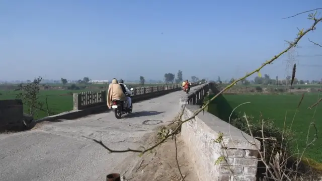 देवीपुर गांव से कॉलेज जाने के रास्ते में पड़ने वाला पुल